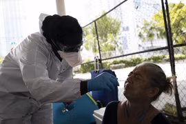 Nhân viên y tế lấy mẫu xét nghiệm COVID-19 cho những người vô gia cư tại Miami, bang Florida, Mỹ, ngày 16/4/2020. (Nguồn: AFP/TTXVN)