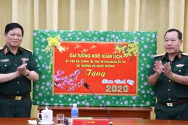 Đại tướng Ngô Xuân Lịch tặng quà cán bộ, chiến sỹ Quân đoàn 4. (Ảnh: Lê Cầu/TTXVN)