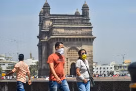 Khách du lịch đeo khẩu trang ở Mumbai. (Nguồn: telanganatoday.com)