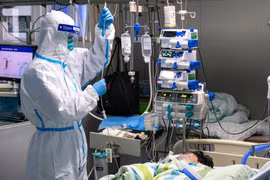 Điều trị cho bệnh nhân nhiễm virus corona tại bệnh viện ở Vũ Hán, tỉnh Hồ Bắc, Trung Quốc ngày 24/1/2020. (Nguồn: THX/TTXVN)