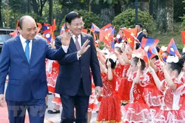 Thủ tướng Chính phủ Nguyễn Xuân Phúc và Thủ tướng Chính phủ nước Cộng hòa Dân chủ Nhân dân Lào Thongloun Sisoulith. (Nguồn: TTXVN)