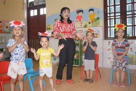 Cô Đỗ Thị Mai Hoa trong giờ lên lớp. (Ảnh: Thùy Dung/TTXVN)