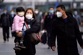 Hành khách đeo khẩu trang đề phòng lây nhiễm virus corona chủng mới tại một nhà ga ở Thượng Hải, Trung Quốc ngày 2/2/2020. (Nguồn: ANI/TTXVN)
