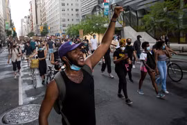 Người dân tham gia biểu tình phản đối phân biệt chủng tộc tại New York, Mỹ, ngày 6/6/2020. (Nguồn: THX/TTXVN)