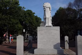 Bức tượng Christopher Columbus tại Boston bị phá hoại. (Nguồn: Boston Globe)
