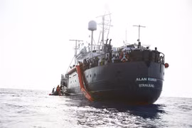 Tàu cứu hộ Alan Kurdi chở người di cư trên vùng biển ngoài khơi Libya ngày 5/7/2019. (Ảnh: AFP/TTXVN)