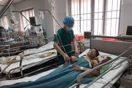 Bác sỹ thăm khám cho bệnh nhân sau phẫu thuật. (Ảnh: TTXVN phát)