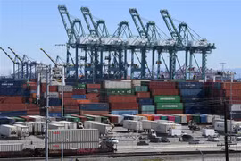 Các container hàng hóa từ Trung Quốc và các nước khác được bốc dỡ tại cảng Long Beach, Los Angeles, California, Mỹ, ngày 16/2/2019. (Ảnh: AFP/ TTXVN)