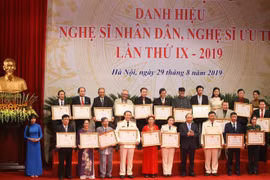 Thủ tướng Nguyễn Xuân Phúc trao danh hiệu Nghệ sỹ nhân dân cho các nghệ sỹ. (Ảnh: Thanh Tùng-TTXVN)