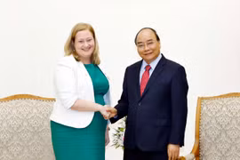 Thủ tướng Nguyễn Xuân Phúc tiếp bà Cáit Moran, Đại sứ nước Cộng hòa Ireland tại Việt Nam đến chào từ biệt kết thúc nhiệm kỳ công tác tại Việt Nam. (Ảnh: Thống Nhất/TTXVN)