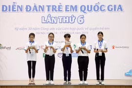 Đại biểu trẻ em đưa ra các thông điệp của mình tại Diễn đàn. (Ảnh: Anh Tuấn/TTXVN)