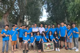 Đại sứ Đỗ Minh Hùng chụp ảnh lưu niệm cùng đoàn học sinh Việt Nam tại trường Hakfar Hayarok, Tel Aviv. (Ảnh: Việt Thắng/Vietnam+)