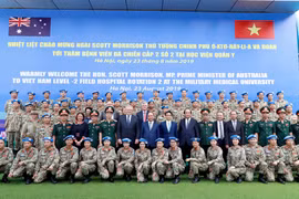 Thủ tướng Nguyễn Xuân Phúc, Thủ tướng Australia Scott Morrison, Phó Thủ tướng Vũ Đức Đam với các chiến sỹ của Bệnh viện dã chiến cấp 2 số 2. (Ảnh: Thống Nhất/TTXVN)