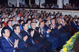 Thủ tướng Nguyễn Xuân Phúc, Thường trực Ban Bí thư Trần Quốc Vượng và các đồng chí lãnh đạo Đảng, Nhà nước dự chương trình. (Ảnh: Thống Nhất/TTXVN)