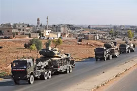 Đoàn xe quân sự của Thổ Nhĩ Kỳ tiến về thị trấn Khan Sheikhoun, tỉnh Idlib, Syria ngày 19/8/2019. (Ảnh: AFP/TTXVN)
