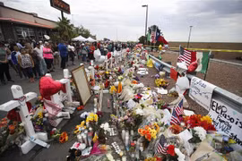 Người dân tưởng niệm các nạn nhân trong vụ xả súng tại El Paso, Texas, Mỹ, ngày 6/8/2019. (Ảnh: THX/ TTXVN)