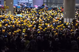 Người biểu tình Hong Kong phong tỏa bên ngoài trụ sở cơ quan chính quyền của Đặc khu hành chính Hong Kong, Trung Quốc ngày 1/7/2019. (Ảnh: AFP/TTXVN)
