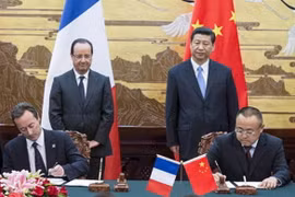 Tổng thống Pháp Francois Hollande và Chủ tịch Trung Quốc Tập Cận Bình chứng kiến lễ ký.