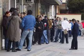 Khủng hoảng kinh tế khiến người Italy chìm trong nợ nần