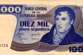 Argentina kiểm soát ngoại tệ, chặn buôn bán đồng USD trên chợ đen
