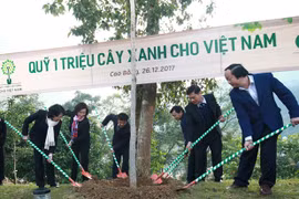 Bà Đặng Thị Ngọc Thịnh – Ủy viên Ban Chấp hành Trung ương Đảng, Phó Chủ tịch nước Cộng hòa Xã hội Chủ nghĩa Việt Nam cùng các Đại biểu trồng cây tại Khu di tích Quốc gia đặc biệt Pác Bó, tỉnh Cao Bằng.