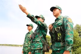 Chiến sỹ Trạm kiểm soát Biên phòng Sông Đốc tuần tra, kiểm soát biên giới biển. (Ảnh: Hồng Đạt/TTXVN)