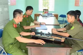 Người dân giao nộp vũ khí cho Công an xã Ia Dom, huyện biên giới Đức Cơ, tỉnh Gia Lai. (Ảnh: TTXVN phát)