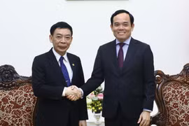 Phó Thủ tướng Trần Lưu Quang với Bộ trưởng Bộ Nội vụ Lào. (Ảnh: Lâm Khánh/TTXVN)