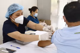 Tiêm vaccine ngừa COVID-19. (Nguồn: TTXVN)