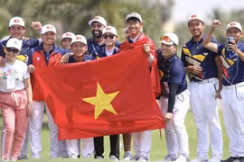 Đội tuyển Golf Việt Nam ăn mừng với huy chương Vàng của vận động viên Lê Khánh Hưng. (Ảnh: TTXVN)