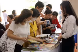 Người dân, du khách tìm hiểu về nước Pháp qua các tài liệu sách tại chương trình. (Ảnh: Trần Lê Lâm/TTXVN)