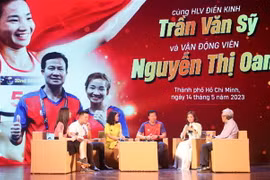 Vận động viên Nguyễn Thị Oanh cùng các khách mời giao lưu tại chương trình. (Ảnh: Thu Hương/TTXVN)