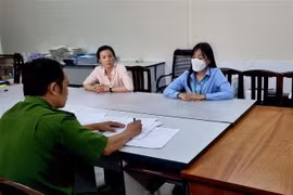 Cơ quan điều tra làm việc với bị can Nguyễn Thị Mai Nhi (áo hồng) - trợ lý của Nguyễn Phương Hằng và bị can Lê Thị Thu Hà - nhân viên Công ty cổ phần Đại Nam. (Ảnh: TTXVN phát)