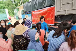 'Xe siêu thị đoàn viên Công đoàn' hỗ trợ người lao động có hoàn cảnh khó khăn. (Nguồn: Kinh tế và Đô thị)