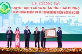 Thủ tướng Phạm Minh Chính trao Quyết định công nhận tỉnh Hải Dương hoàn thành nhiệm vụ xây dựng nông thôn mới. (Ảnh: Dương Giang/TTXVN)