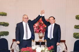 Ông Nguyễn Văn Nên (phải), Ủy viên Bộ Chính trị, Bí thư Thành ủy Thành phố Hồ Chí Minh và ông Luis Antonio Torres Iribar, Ủy viên Trung ương Đảng, Bí thư thứ nhất Thành ủy La Habana bày tỏ tình đoàn kết. (Ảnh: Xuân Khu/TTXVN)