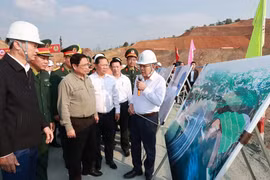 Thủ tướng Phạm Minh Chính xem các hình ảnh giới thiệu công trình mở rộng Nhà máy Thủy điện Hòa Bình. (Ảnh: Dương Giang/TTXVN)