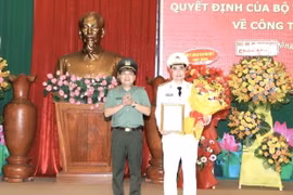 Thiếu tướng Nguyễn Sỹ Quang, Giám đốc Công an tỉnh Đồng Nai trao Quyết định điều động và bổ nhiệm Thượng tá Nguyễn Mạnh Toàn giữ chức Phó Giám đốc Công an tỉnh Đồng Nai. (Ảnh: TTXVN phát)