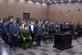Các bị cáo nghe chủ tọa tuyên án. (Ảnh: Phạm Kiên/TTXVN)