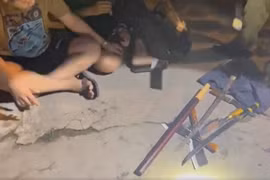 Hung khí nhóm của T. mang theo. (Ảnh cắt từ video)
