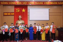 Trao quyết định luân chuyển, điều động, bổ nhiệm cán bộ lãnh đạo, quản lý. (Ảnh: Vũ Hoàng Giang/TTXVN)