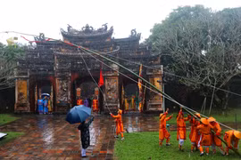 Lễ hạ cây nêu tại hoàng cung triều Nguyễn thuộc khu di sản Hoàng cung Huế. (Ảnh: Tường Vi/TTXVN)