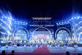 Chương trình văn nghệ chào mừng lễ hội. (Ảnh: Nguyễn Nam/TTXVN)