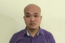 Đối tượng Lê Anh Tuấn tại cơ quan điều tra. (Nguồn: Công an cung cấp)