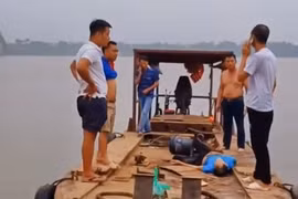 Nạn nhân được cứu lên thuyền trong tình trạng bị choáng và đau ở vùng bụng.