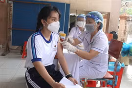 Tiêm vaccine ngừa COVID-19. (Nguồn: TTXVN)