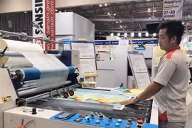 Đơn vị sản xuất giới thiệu công nghệ hiện đại trong ngành in ấn tại Triển lãm. (Ảnh: Mỹ Phương/TTXVN)
