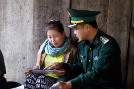 Các chiến sỹ Bộ đội Biên phòng tỉnh Nghệ An tuyên truyền pháp luật cho bà con vùng sau vùng xa huyện biên giới Kỳ Sơn. (Ảnh: Văn Tý/TTXVN)