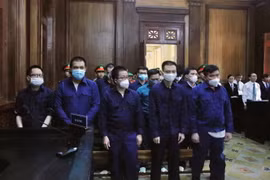 13 cựu cán bộ Công an phường Phú Thọ Hòa tại tòa. (Ảnh: Thành Chung/TTXVN)
