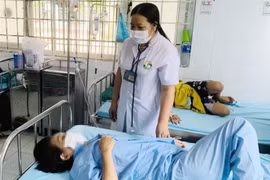 Thăm khám cho các bệnh nhân ngộ độc thực phẩm ở trung tâm y tế. (Ảnh: TTXVN phát)